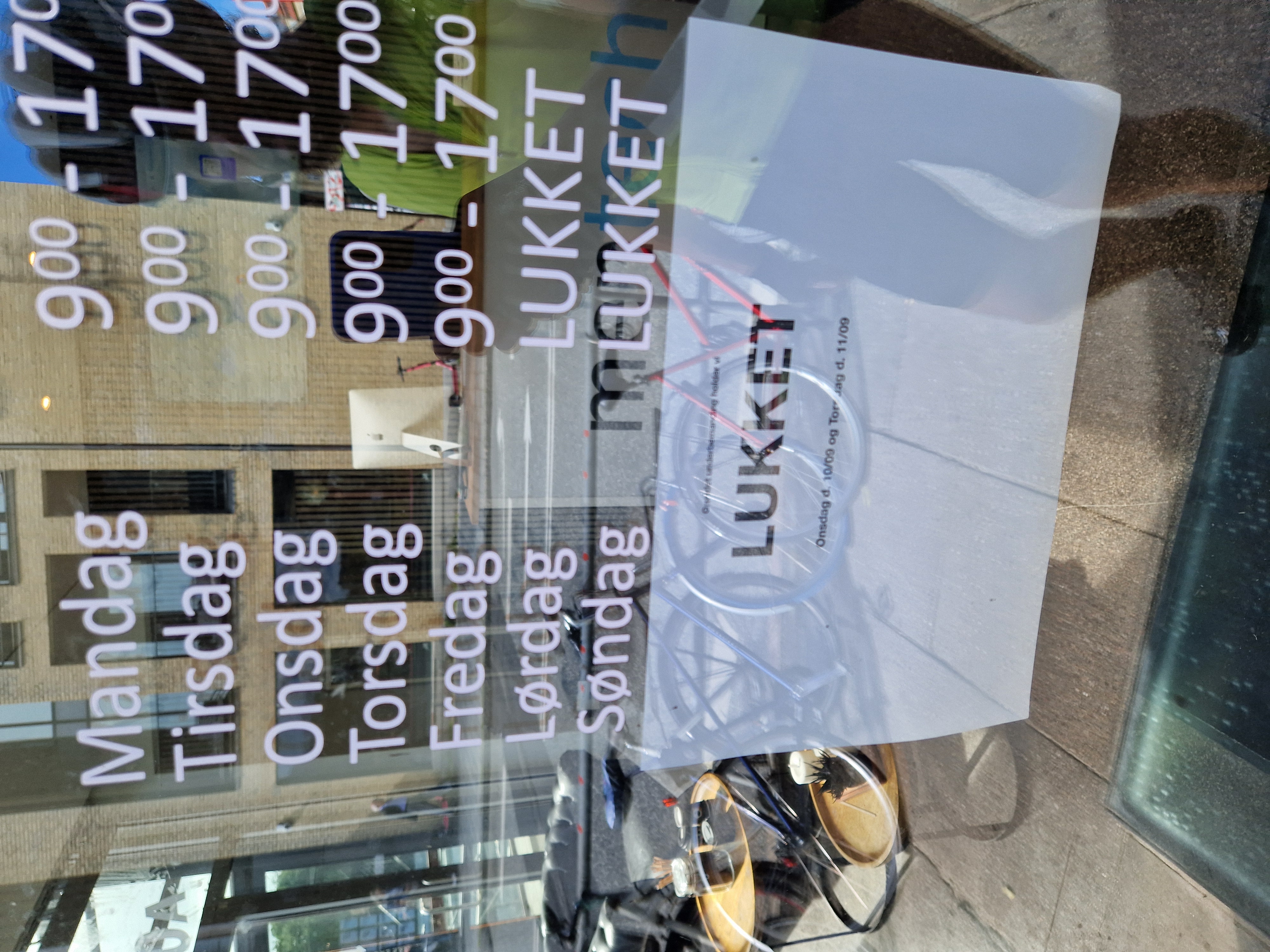 A misleading closed sheet on a shop door